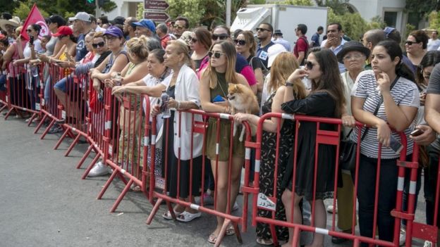 Des Tunisiens se rassemblent devant le palais présidentiel de Carthage, où se tiennent les funérailles de Béji Caïd Essebsi.