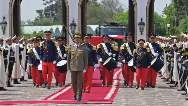 Une fanfare militaire se produit lors des funérailles du président Essebsi.