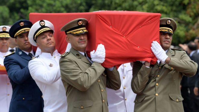 Des officiers militaires portent le cercueil du défunt président Essebsi lors de ses funérailles nationales, au palais présidentiel de Carthage, le 27 juillet 2019.