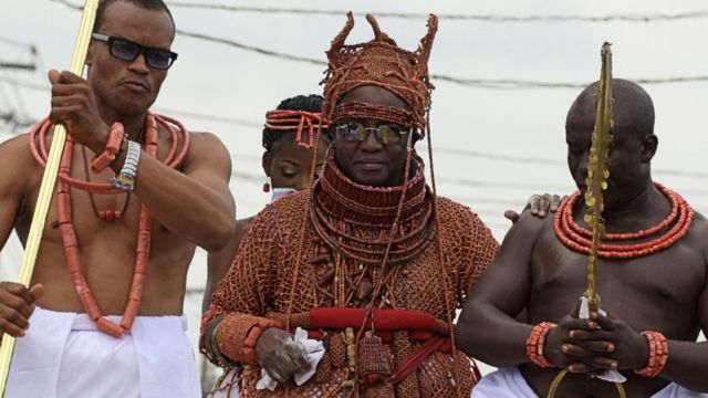 Oba Ewuare II (C) lors de son couronnement à Benin City, Nigeria - 20 octobre 2016