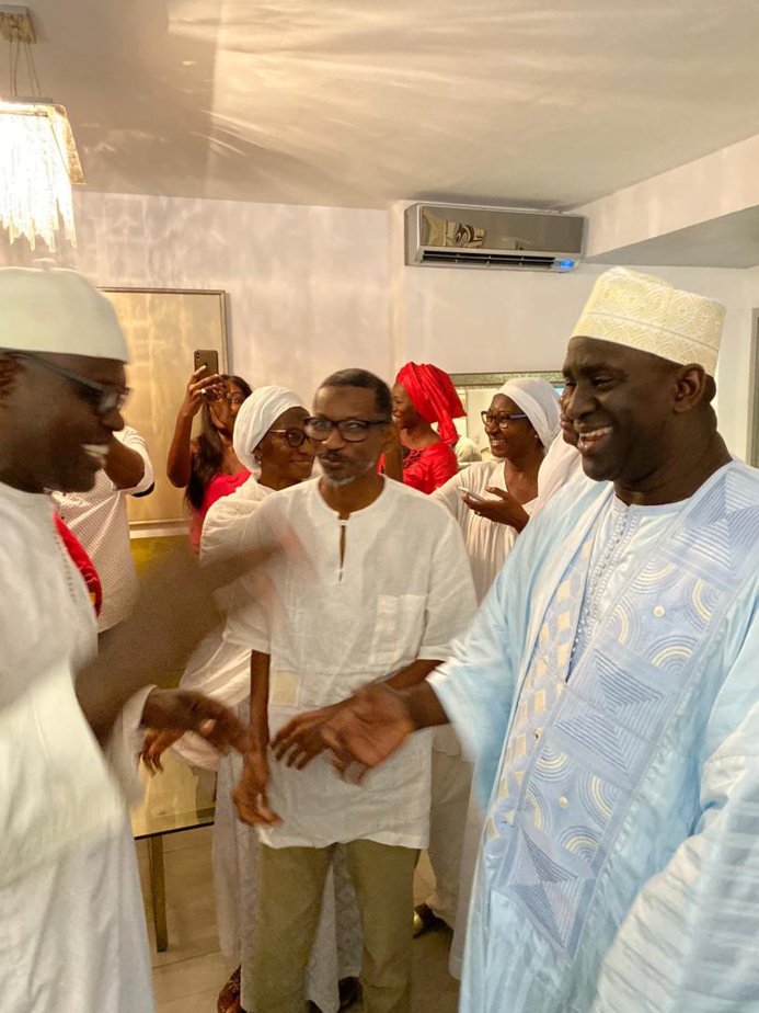 PHOTOS - A peine sorti de Prison: Khalifa Sall se rend nuitamment à Tivaouane se recueillir au mausolée de son homonyme Serigne Babacar Sy