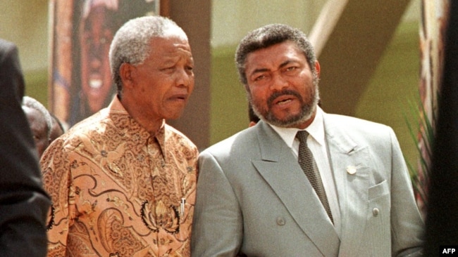 Le président sud-africain Nelson Mandela (à g.) avec son homologue ghanéen Jerry Rawlings lors de l'ouverture du sommet de l'Organisation de l'unité africaine à Ouagadougou, Burkina Faso, le 8 juin 1998.