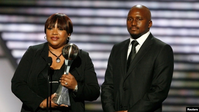 La fille de Nelson Mandela, Zindzi Mandela, et son petit-fils, Zondwa Mandela, acceptent le prix Arthur Ashe Courage Award sur Mandela lors des ESPY Awards 2009 à Los Angeles, le 15 juillet 2009.