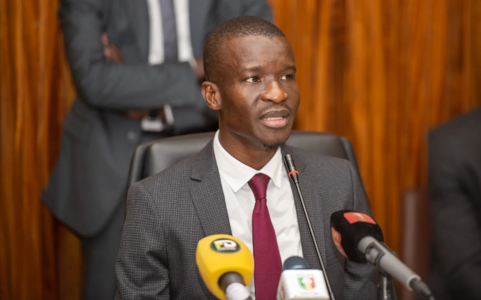 Madiambal Diagne Échappe au Sénégal Malgré une Interdiction de Départ; Hauts Fonctionnaires de Police Suspendus et Famille Arrêtée